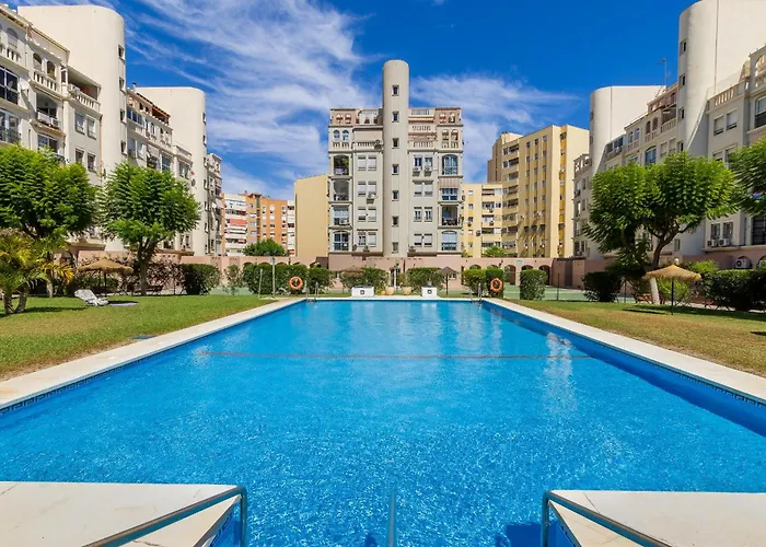 Amplio Con Piscina Y Parking En